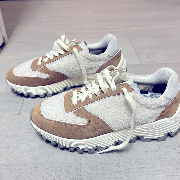 P448 Women's Jackson Sherpa Suede Fashion Sneaker size 39 (8.5/9) - worn once - Picture 2 of 5